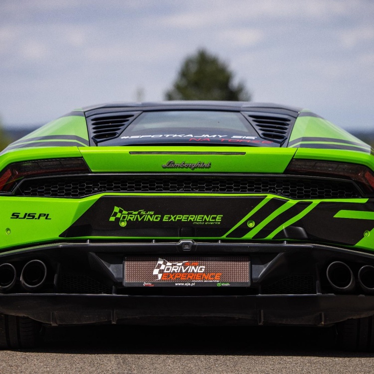 Zielone Lamborghini Huracan tył
