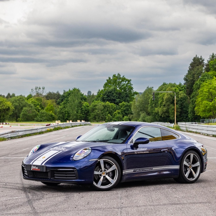 Niebieskie Porsche 911 Carrera 4