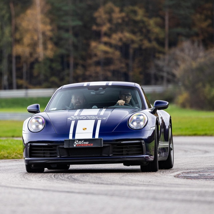 Niebieskie Porsche 911 Carrera 4 przód