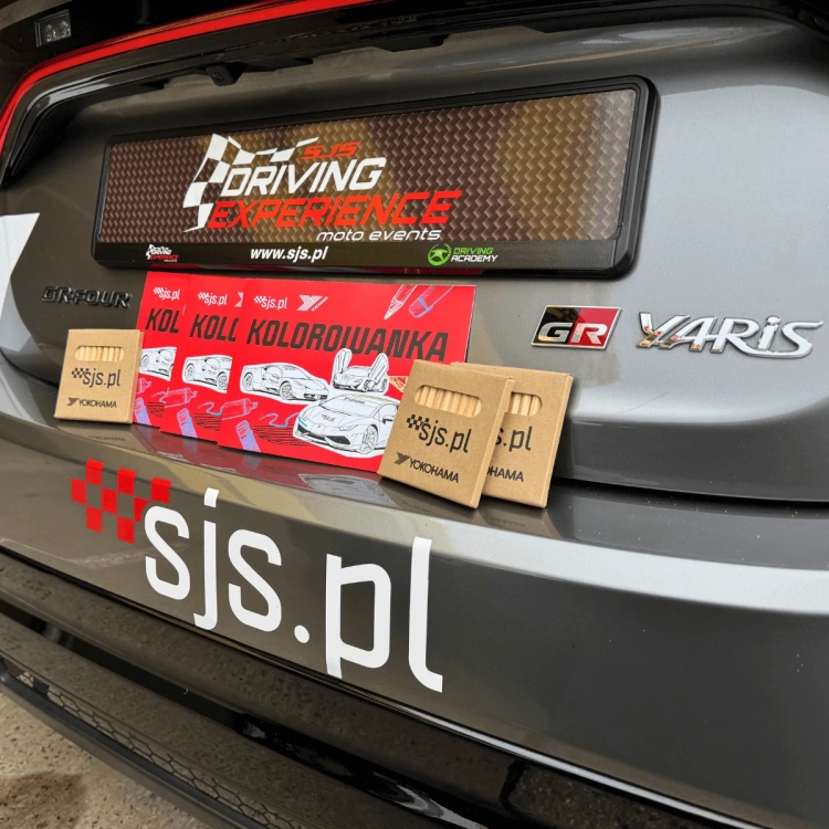 Toyota GR Yaris z kolorowanką SJS i kredkami