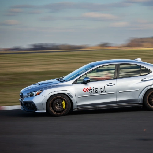 przejazd Subaru WRX po torze