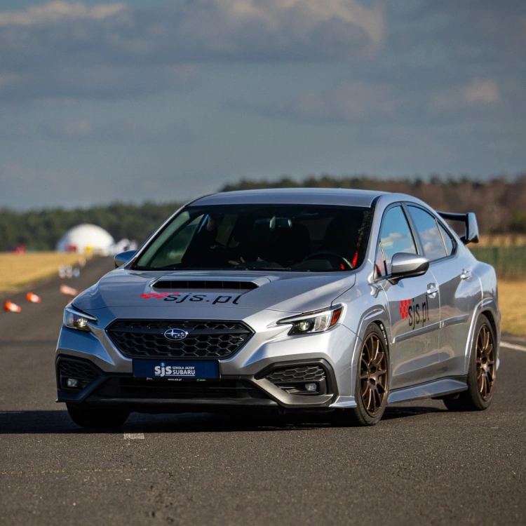 Subaru WRX przejazd po torze dla dzieci