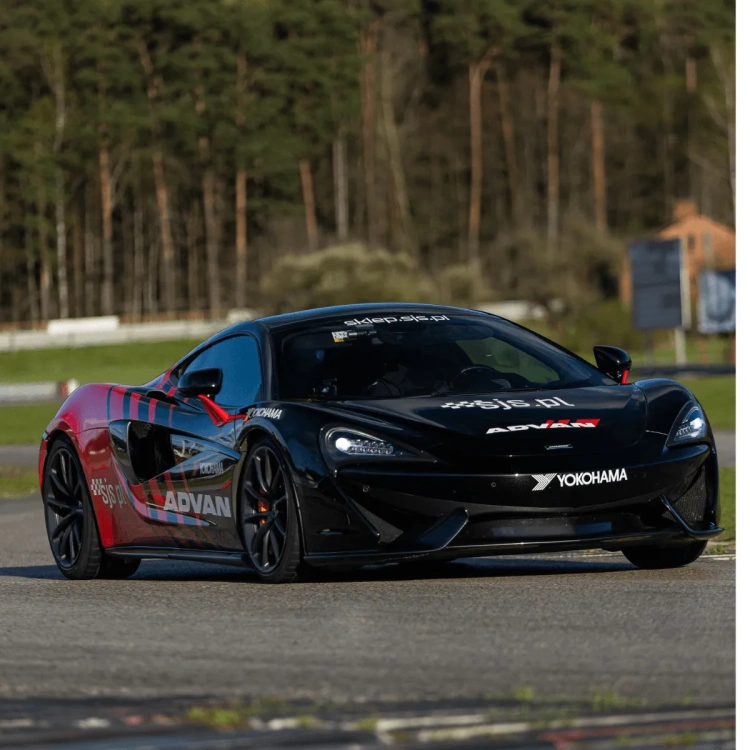 McLaren 570GT przejazd dla dziecka po torze wyścigowym