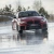 Jazda BMW M2 po torze w zakręcie
