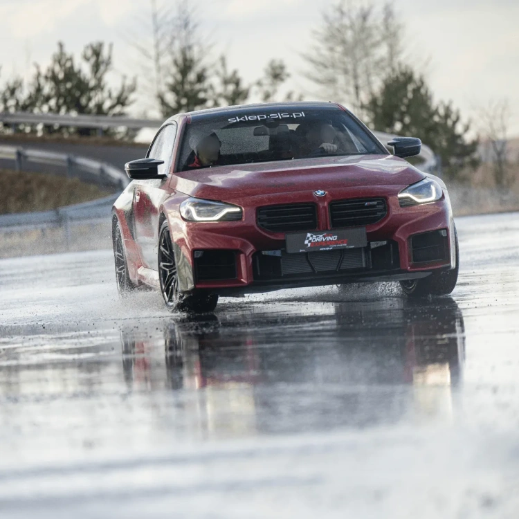 Jazda BMW M2 po torze w zakręcie