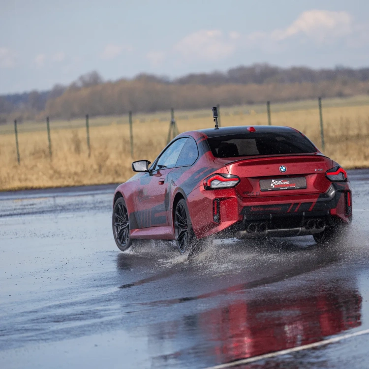 BMW M2 w zakręcie na torze