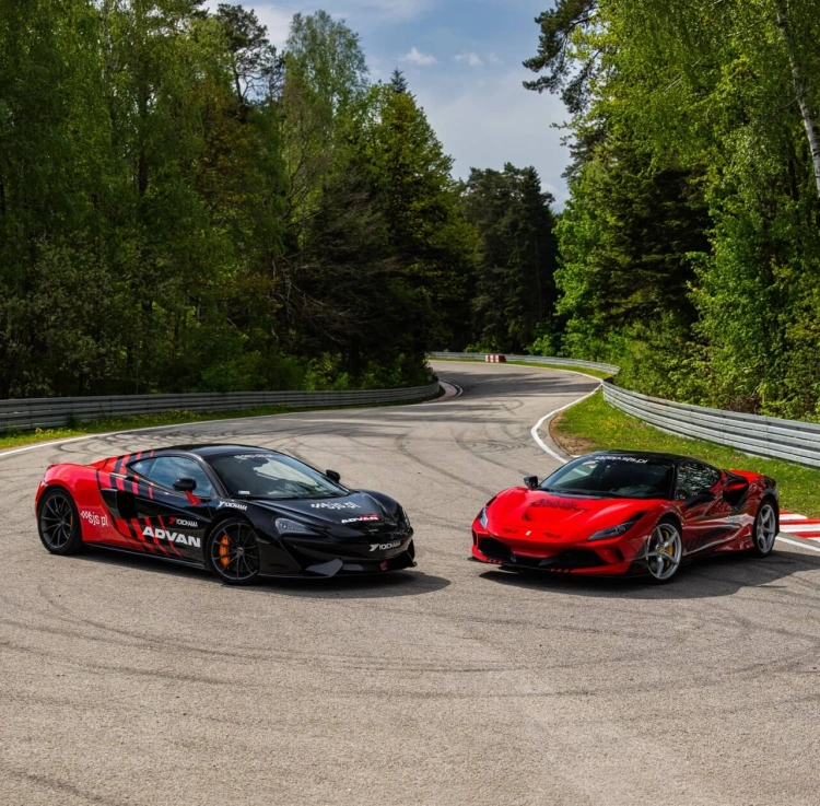 Pojedynek Ferrari F8 Tributo vs McLaren 570GT Yokohama