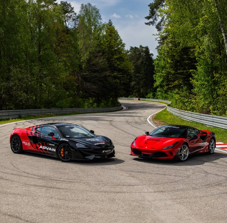 Pojedynek aut Ferrari F8 Tributo vs McLaren 570GT