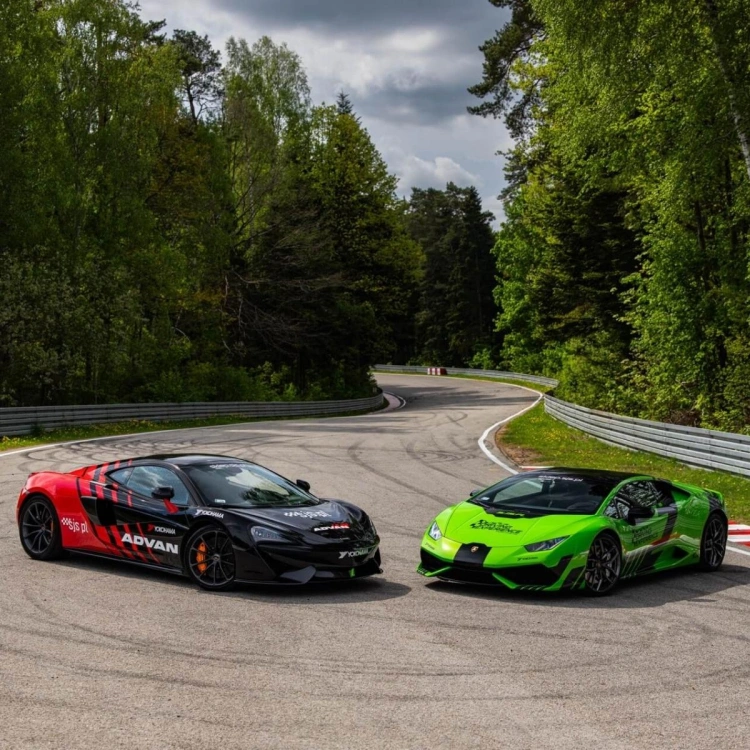 przejazd McLaren 570GT oraz Lamborghini Huracan po torze