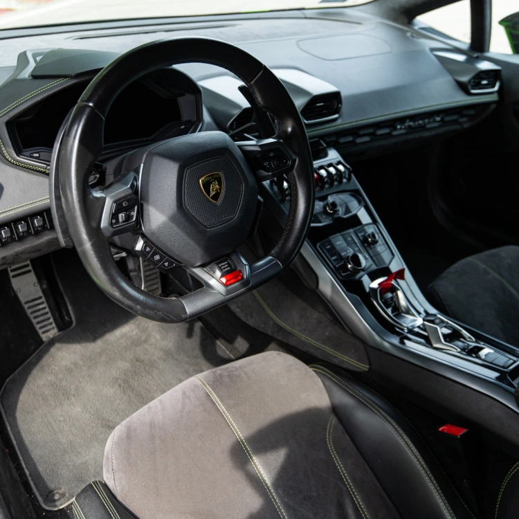 środek samochodu Lamborghini Huracan
