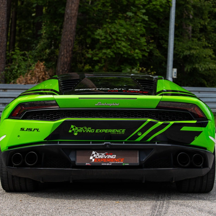 Tyl zielonego Lamborghini Huracan