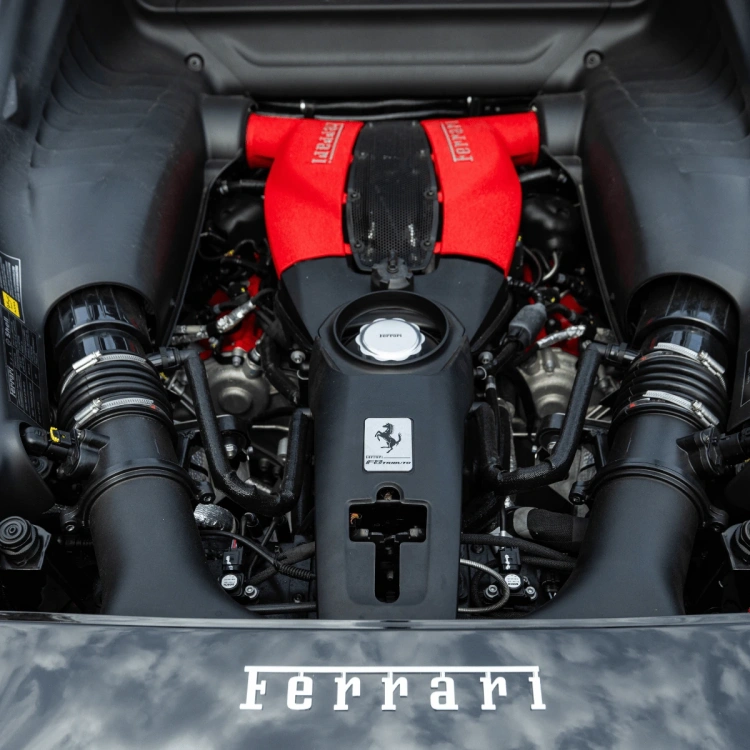silnik Ferarri F8 Tributo