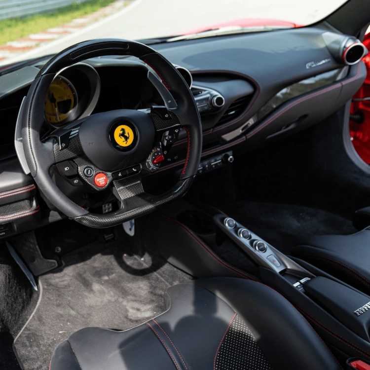 wnętrze Ferarri F8 Tributo
