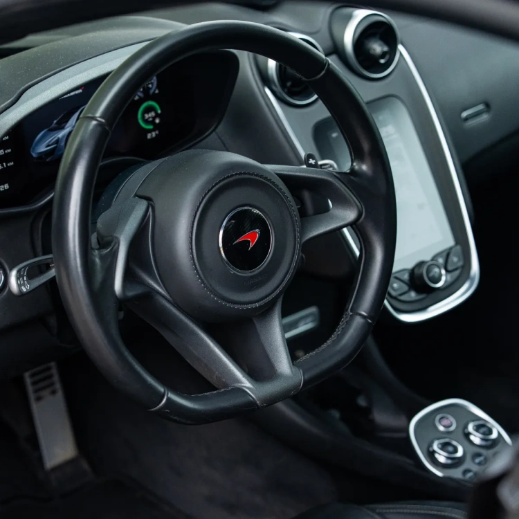 wnętrze samochodu McLaren 570GT