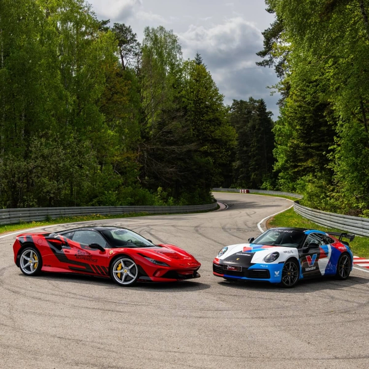 Pojedynek Ferrari F8 Tributo vs Porsche 911 Carerra