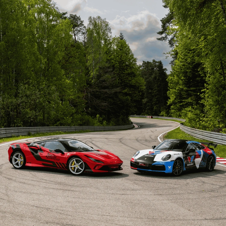 Przejazdy po torze Ferrari F8 Tributo vs Porsche 911 Carerra
