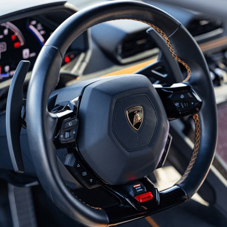 środek Lamborghini Huracan EVO