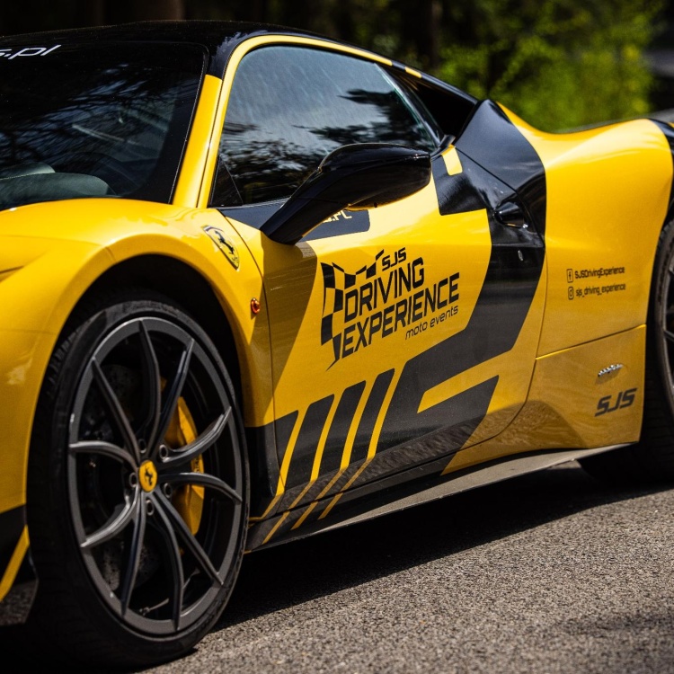 Jazda Ferrari 458 Italia z boku na torze